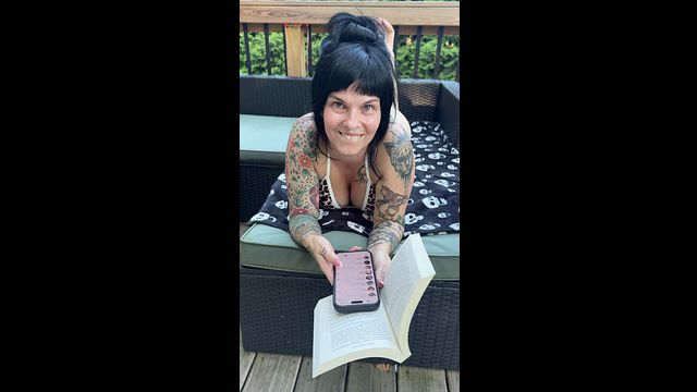 Hotwife caught searching for BBC bulls on 3fun while faking her book reading.